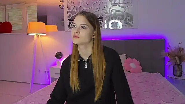 Snapshot of LuisaClover chatting on December 2, 2025, 1:17 pm LuisaClover online show from December 2, 2025, 1:17 pm