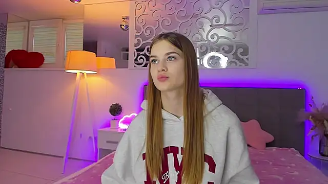 Snapshot of LuisaClover chatting on December 3, 2025, 1:20 pm LuisaClover online show from December 3, 2025, 1:20 pm