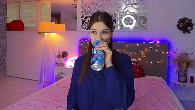 Snapshot of LuisaClover chatting on December 16, 2025, 1:16 pm LuisaClover online show from December 16, 2025, 1:16 pm