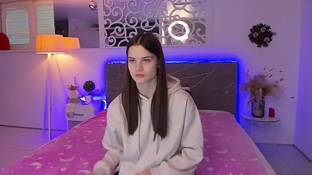 Snapshot of LuisaClover chatting on December 19, 2025, 1:07 pm LuisaClover online show from December 19, 2025, 1:07 pm