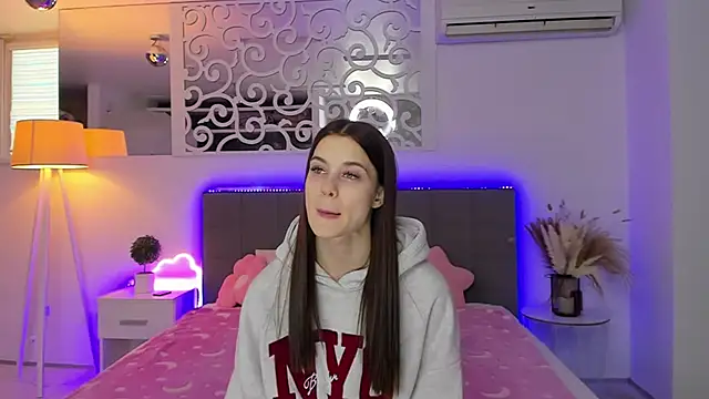 Snapshot of LuisaClover chatting on January 19, 2026, 1:15 pm LuisaClover online show from January 19, 2026, 1:15 pm