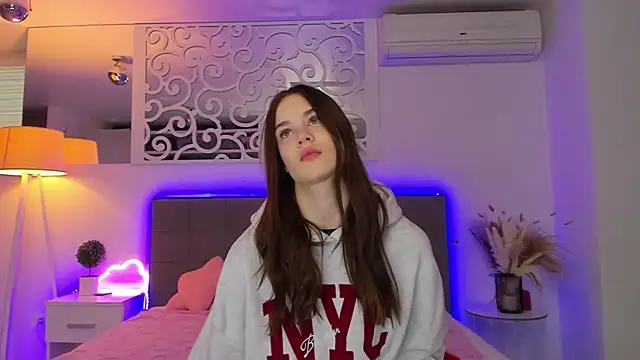 Snapshot of LuisaClover chatting on February 7, 2026, 1:15 pm LuisaClover online show from February 7, 2026, 1:15 pm