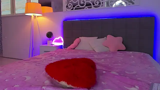 Snapshot of LuisaClover chatting on February 9, 2026, 2:21 pm LuisaClover online show from February 9, 2026, 2:21 pm