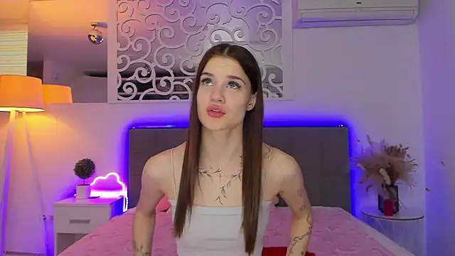 Snapshot of LuisaClover chatting on February 16, 2026, 1:29 pm LuisaClover online show from February 16, 2026, 1:29 pm