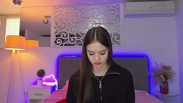 Snapshot of LuisaClover chatting on February 17, 2026, 1:18 pm LuisaClover online show from February 17, 2026, 1:18 pm