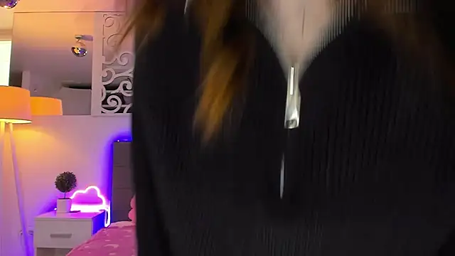 Snapshot of LuisaClover chatting on February 19, 2026, 1:18 pm LuisaClover online show from February 19, 2026, 1:18 pm