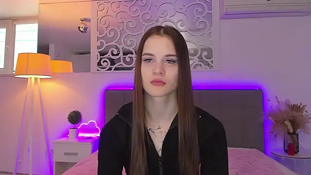 Snapshot of LuisaClover chatting on February 21, 2026, 1:34 pm LuisaClover online show from February 21, 2026, 1:34 pm