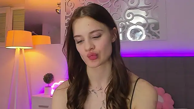 Snapshot of LuisaClover chatting on February 23, 2026, 1:47 am LuisaClover online show from February 23, 2026, 1:47 am