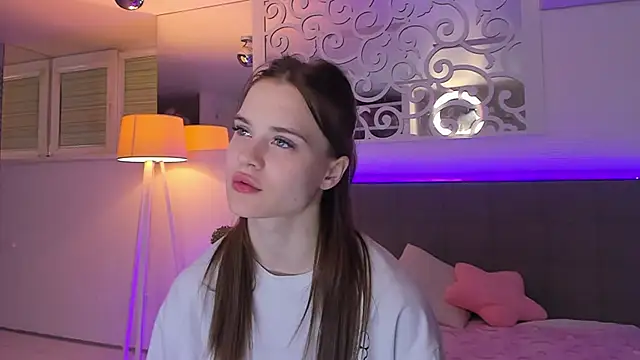 Snapshot of LuisaClover chatting on March 1, 2026, 8:00 pm LuisaClover online show from March 1, 2026, 8:00 pm