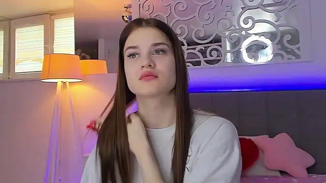 LuisaClover online show from March 6, 2026, 1:29 pm