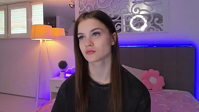 LuisaClover online show from March 25, 2026, 1:06 pm