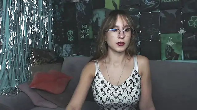 Snapshot of AlishaKellyi chatting on November 11, 2025, 5:29 am AlishaKellyi online show from November 11, 2025, 5:29 am