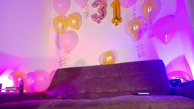 Snapshot of SeleneGibson__ chatting on December 19, 2025, 8:27 pm SeleneGibson online show from December 19, 2025, 8:27 pm