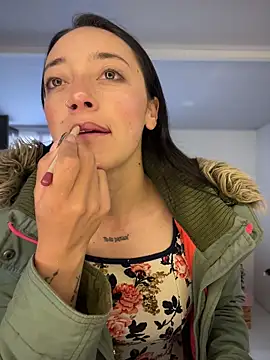 Lia  white online show from November 6, 2025, 1:34 pm