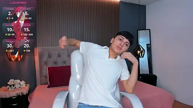 Maxii18  online show from November 5, 2025, 7:36 pm