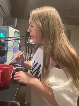 Snapshot of elliepixie chatting on December 23, 2025, 2:20 am elliepixie online show from December 23, 2025, 2:20 am