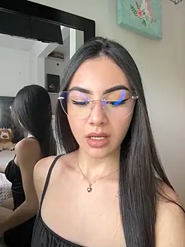 IslaCole online show from November 5, 2025, 8:20 pm