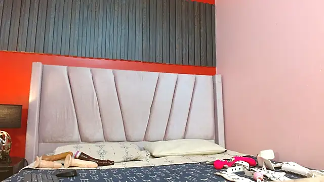 Emma Kiut  online show from December 18, 2025, 8:48 pm