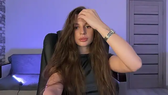 karinamoonss online show from November 26, 2025, 1:45 pm