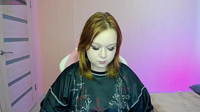 Lovly Vixen online show from October 23, 2025, 7:40 am