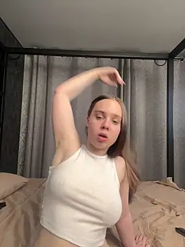 LunaDreeam online show from November 14, 2025, 5:00 pm