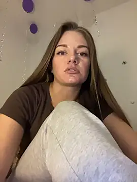 EllaMoonlight online show from October 28, 2025, 4:20 pm