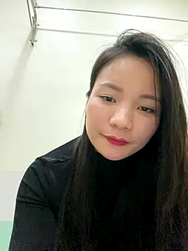 Bee Yellow00 online show from December 5, 2025, 4:43 am