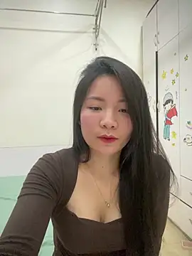 Bee Yellow00 online show from March 17, 2026, 5:00 am