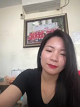 Bee Yellow00 online show from April 9, 2026, 3:17 am