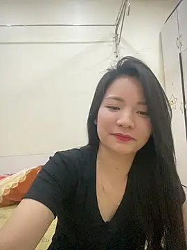 Bee Yellow00 online show from April 9, 2026, 6:19 am