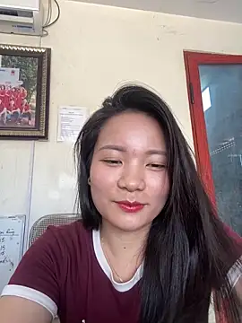 Bee Yellow00 online show from May 26, 2026, 4:19 am