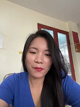 Snapshot of Bee_Yellow00 chatting on June 4, 2026, 4:40 am Bee Yellow00 online show from June 4, 2026, 4:40 am