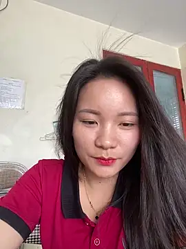Snapshot of Bee_Yellow00 chatting on June 12, 2026, 2:32 am Bee Yellow00 online show from June 12, 2026, 2:32 am