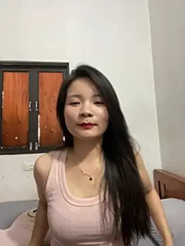 Snapshot of Bee_Yellow00 chatting on June 17, 2026, 3:53 am Bee Yellow00 online show from June 17, 2026, 3:53 am