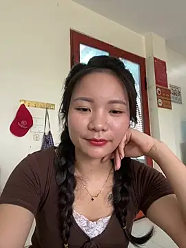 Snapshot of Bee_Yellow00 chatting on July 7, 2026, 4:37 am Bee Yellow00 online show from July 7, 2026, 4:37 am