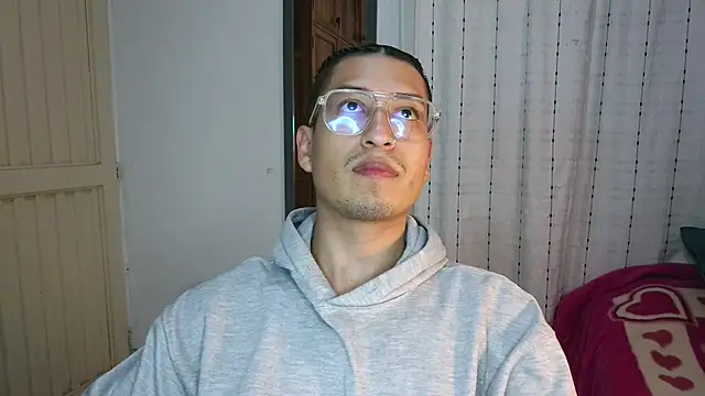 estebaaan    online show from October 28, 2025, 4:27 am