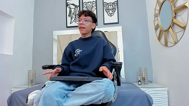 Snapshot of adams_bobby chatting on November 25, 2025, 11:21 am adams bobby online show from November 25, 2025, 11:21 am