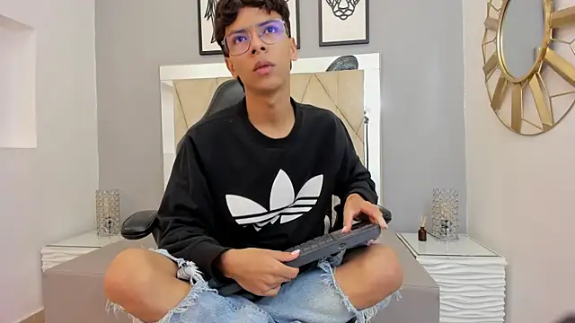 Snapshot of adams_bobby chatting on December 4, 2025, 11:30 am adams bobby online show from December 4, 2025, 11:30 am