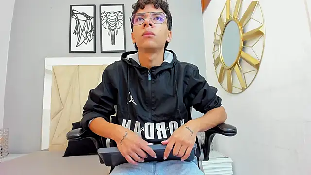 Snapshot of adams_bobby chatting on December 19, 2025, 11:28 am adams bobby online show from December 19, 2025, 11:28 am