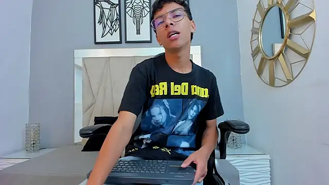 Snapshot of adams_bobby chatting on January 9, 2026, 11:24 am adams bobby online show from January 9, 2026, 11:24 am