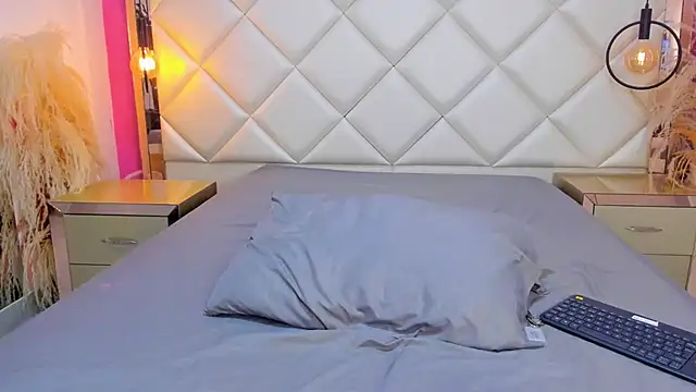 MaroxCute online show from December 2, 2025, 6:14 pm