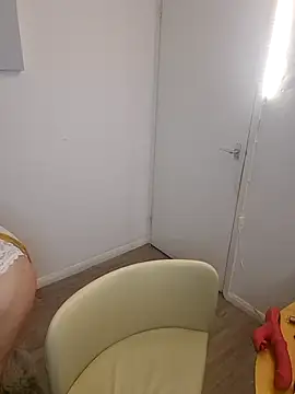 Snapshot of BubblesLovexox chatting on November 24, 2025, 10:42 pm BubblesLovexox online show from November 24, 2025, 10:42 pm