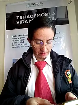 Snapshot of Valentina--1 chatting on December 1, 2025, 11:48 am Valentina--1 online show from December 1, 2025, 11:48 am