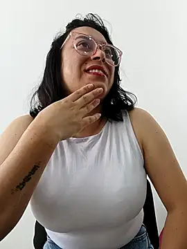 Snapshot of Caroline-17 chatting on November 15, 2025, 1:29 pm Caroline-17 online show from November 15, 2025, 1:29 pm