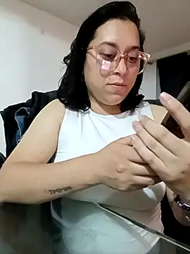 Snapshot of Caroline-17 chatting on November 16, 2025, 1:33 am Caroline-17 online show from November 16, 2025, 1:33 am