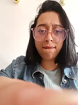 Snapshot of Caroline-17 chatting on November 21, 2025, 6:17 pm Caroline-17 online show from November 21, 2025, 6:17 pm