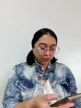 Snapshot of Caroline-17 chatting on December 4, 2025, 6:38 pm Caroline-17 online show from December 4, 2025, 6:38 pm