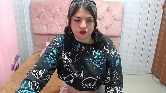 Victoria Alvarez online show from November 3, 2025, 2:02 am