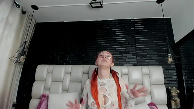 Snapshot of EmilyyRed chatting on October 25, 2025, 7:52 pm EmilyyRed online show from October 25, 2025, 7:52 pm