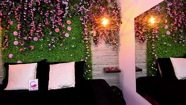 Snapshot of EmilyyRed chatting on November 8, 2025, 9:13 pm EmilyyRed online show from November 8, 2025, 9:13 pm